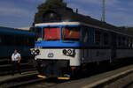 In Mladá Boleslav wartet ein Kurzer Zug, hier der Steuerwagen   86 29 205 - 9 als OS nach Prag.
08.07.2023 08:08 Uhr.
Diese Steuerwagen sind  mit TW der Baureihe 854 unterwegs, oder als Zug mit drei Wagen, als Zuglok fungiert eine  Taucherbrille  Einige sind modernisiert und klimatisiert.
Bei Bedarf konnte ein weiterer Schnellzugwagen beigestellt werden.
Leider sind sie fast alle aus dem Schnellzugdienst verdrängt,der durch die Gesellschaft 
Arriva  durchgeführt wird. Diese setzt nicht klimatisierte TW der Baureihe   945 ein, so das das Reisen im Sommer oft ein unangenehmes Erlebnis wird, besonders wenn die Züge voll besetzt sind.
  