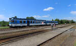 Ländliche Bahnhofidylle: Der Eilzug aus Brno ist in Bzenec eingefahren. Der Fotograf steht hier im öffentlichen Publikumsbereich. Bzenec, 12.6.2023