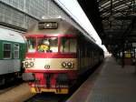 CD Triebwagen 854 032-0 im Bahnhof Praha-Hlavni.