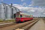 CSD Triebwagen M286 1032 durchfährt gerade den Bahnhof von Moravské Budêjovice (Mährisch Budweis).