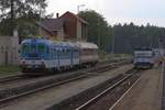 Os 4816 (Brno hl.n. - Jihlava) mit dem CD 842 009-3 als letztes Fahrzeug und CD 810 097-6 als Os 24914 nach Velke Mezirici am 24.August 2019 im Bahnhof Studenec.