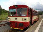 Auf dem Rckweg von unserem Ausflug brachte uns ein Triebwagen der Baureihe 810 (810 333-5) von Karlovy Vary (Karlsbad) nach Johanngeorgenstadt. Der Beiwagen wurde unterwegs abgehngt. Fotografiert am 20.07.2009