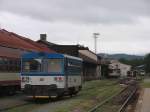 810 563-7 auf Bahnhof Trutnov Hlavn Ndra am 1-8-2011.