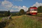 810 177-6 fährt bei Zátoň vorbei,links ist der Berg Boubín erkennbar.Bild vom 16.9.2014