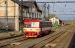 810 201 steht am 28.04.15 in der Abendsonne in Chodov.