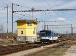 Der 810 329 las Os am 31.03.2016 bei der Ausfahrt aus Protivín.