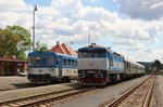 Am 30.07.16 ging es mit dem Rakovnický rychlík von Prag nach Rakovnik. Hier der Zug mit T478 2065 (749 259) und 810 585-0 in Rakovnik. 