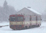 810 582-0 als OS 26800 aus Most fährt mit wenig Verspätung im dichten Schneetreiben in Moldava ein.
Zahlreiche Skiläufer werden  aussteigen. 08.01.2017 11:11 Uhr.