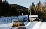 Mit einem Os kommt 814/914 089 am 16.02.2019 im 840 m hoch gelegenen Bahnhof Spicak an, im Hintergrund der 1.747 m lange Spicacky/Spitzbergtunnel, Scheitelpunkt der Strecke von Klatovy nach Zelesna Ruda-Alzbetin 