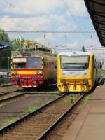 23.7.2014 14:28 links: MVTV2-018 Fahrzeug zur Instandhaltung der Oberleitung rechts: ČD 914 005-4 als Personenzug (Os) nach Luby u Chebu im Bahnhof Cheb.