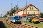 842 024 als Os Strakonice-České Budějovice am 16.08.2020 in Ražice. Welche Umbauarbeiten anstehen, konnte der Bagger leider nicht sagen. 