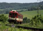 Nebenbahnidylle bei den Nachbarn: 842 013-5 als Zug 7544 Klatovy - Zelezna Ruda, fotografiert bei Deenice am 04.06.2011