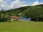 Der 842 020 mit einem Os nach České Budějovice am 18.06.2016 unterwegs bei Hořice na Šumavě.