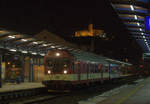 Abfahrbereit nach Liberec  843 008-4 mit einem typischen Beiwagen .
Usti  nad labem , Hauptbahnhof,25.01.2020  18:18 Uhr.