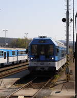 843 009-2 in Ostroměř (deutsch: Wostroměr auch: Wostromiersch, Woßtomirs) 2204.2023 10:09 Uhr.
Der Bahnhof ist noch nicht saniert, man findet die typischen schhmalen Bahnsteige, in der Mitte der Überweg, die TW  fahren genau bis zum Überweg. 