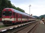 843 025-8 (und Beiwagen von eine Brotbchse) mit R 991 Liberec-Pardubice Hlavn Ndra auf Bahnhof elezn Brod am 13-7-2007.