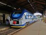 22.6.2014 16:43 ČD 844 005-9  RegioShark  Personenzug (Os) aus Cheb nach Klášterec nad Ohří im Bahnhof Karlovy Vary.