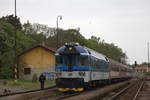 TW 854 029-6  Kristinka  im modernen Farbkleid, ein weitere TW schiebt nach. Für diese TW ist die Strecke Prag - Tanvald eine Stammstrecke.Die Beiwagen haben oft noch den alten Andstrich.  27.04.2019  09:47 Uhr in Neratovice.