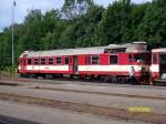 Der Triebwagen 854 202-9 ist um seinen Beiwagen umgelaufen und kuppelt zum Richtungswechsel diesen wieder an. Das geschah im Bahnhof Tanvald.