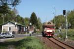 R1113, bestehend aus Steuerwagen 80-29 214 und 854 017, bei der Ausf. aus dem Bf Krásná Lípa am 08.05.2011.