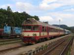 80-29 211-7/854 mit Sp 1869 Kolin-Trutnov Hlavn Ndra auf Bahnhof Trutnov Hlavn Ndra am 6-8-2011.