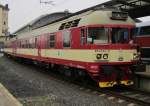 18.2.2015 11:09 ČD 854 034-6  Karel  mit einem Bdtn756 Wagen nach České Budějovice in Praha hl.n..