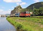 121 041 und die neue 121 056 (E 469 165)der IDS zusehen mit einem Getreidezug am 18.07.20 in Ústí nad Labem-Střekov.