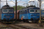 In Nymburg warten 2 Güterzüge auf die Weiterfahrt, vom BÜ aus gut zu fotografieren.