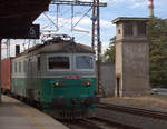 122 032-6 durchfährt den Bahnhof Kolin mit einem Güterzug  am Bahnsteig 5.
