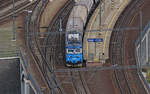 Ein Ganzzug wird am 13.02.2020 von einer der wenigen, noch vorhandenen Maschinen  der BaureiheE 469.2,   der trotzdem tadellos gepflegten 122 029 durch den Bahnhof Ústí nad Labem hl.n.