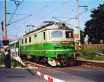 122 027 mit Regionalzug am Bahnbergang in Lovosice (Lobositz, Bhmen) - Juni 2002
