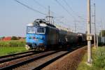 An einem Bahnübergang bei Stary Kolin kam 122053 der CD Cargo am 21.8.2011 mit einem Güterzug in Richtung Pardubitz vorbei.