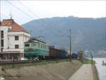 Auf der rechtselbischen Seite bei Usti nad Labem Strekov (Aussig an der Elbe Schreckenstein) kommt die betagte 122 039 mit einem gemischten Gterzug; 29.03.2007  