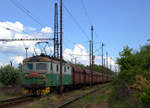 In die Jahre gekommen, 123 024-2 , darf den Kohlenzug nur nachschieben, der Fotograf 
bleibt neben den Gleisen stehen, so kommt der störende Mast leider mit auf das Bild.
Nymburk, 10.06.2017  14:45 Uhr.