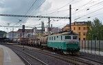 123 023 verlässt mit einem gemischten Güterzug am 14.06.16 Usti nad Labem Richtung Decin.