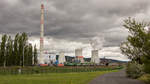 Das Kraftwerk Kadan-Prunerov am 25. Juli 2017. Die 2 grünen E-Loks 130 051-6 + 130 041-7 der speziellen Kohlebahngesellschaft  SD  kamen mit einem Kohlezug vorbei. Die Anlage ist riesig. Wenn man sich fragt, wo die vielen Wolken herkommen, das Bild ist selbsterklärend.. 