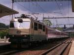 BR 150 224-4 mit EC fhrt am 23.05.2010 durch den Bahnhof Zabreh na Morave.