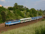 Die Gleichstromlok 163 064 war am Abend des 26. Mai 2018 mit dem R 862  Jiri Bouda  von Brno hl.n. nach Praha-Smichov vorgespannt und wurde von mir bei der Ausfahrt aus  Česká Třebová fotografiert.