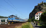 163 074 führte am 14.06.19 ihren R 787 nach Kolin vorbei an der Burg Strekov durch Usti nad Labem.