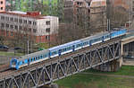 Der Regionalzug 6411 wird am 13.02.2020 von der Gleichstromlok 163 079 gezogen und überquert kurz nach der Abfahrt in Ústí nad Labem západ die Elbe, für die knapp 100 km bis
