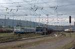 Währendessen 163 094 - 6 noch auf die Bereitstellung nach Lysa nad Labem wartet, paassiert 753 718-6 mit einem langen Kesselwagenzug den Bahnhof Usti nad Laben zapad. 13.05.2014 09:49 Uhr
