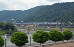 Eine Os nach Lysa nad Labem überquert am 14.06.16 die Labe in Usti nad Labem. Die Brücke verbindet die Stadtteile Zapad und Strekov. Fotografiert vom Bahnsteig in Usti nad Labem.