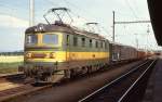 181142 wartet vor einem Güterzug im Bahnhof Kutna Hora am 29.6.1992 auf Weiterfahrt in Richtung Kolin.