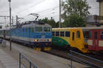 362 082-0 mit dem OS nach Miedzylesie in Lichkov, am Nachbarbahnsteig ist ein Regio-Nova , 814 065, aus Hanusovice,  eingelaufen. 10.06.2107  09:19 Uhr Noch regnet es.