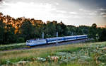 In der Abenddämmerung fährt die 362 110-9 mit einem R aus Praha hl.n.