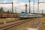 362 129-9 mit dem Schnellzug von Prag nach Cheb, aufgenommen bei der Einfahrt in Nove Sedlo u Lokte. Das Wetter war an diesem 4.8.17 sehr wechselhaft. 