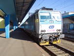 362 062-2 steht im Sonnenschein im Bahnhof Cheb zur Fahrt nach Prag am 25.