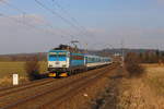 362 085 mit Schnellzug in Chotikov auf dem Weg nach Cheb.