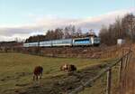 362 062 war am 20.12.21 mit dem R 615 bei Chotikov zu sehen.