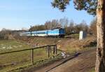 Die Baureihe 193 löste die Baureihe 362 zwischen Cheb-Ústí nad Labem-Prag und Cheb-Plzeň-Prag ab. 362 057 fuhr am 09.02.23 als R 615 durch Chotikov. Groß war die Freude wieder eine 362 hier zu sehen.